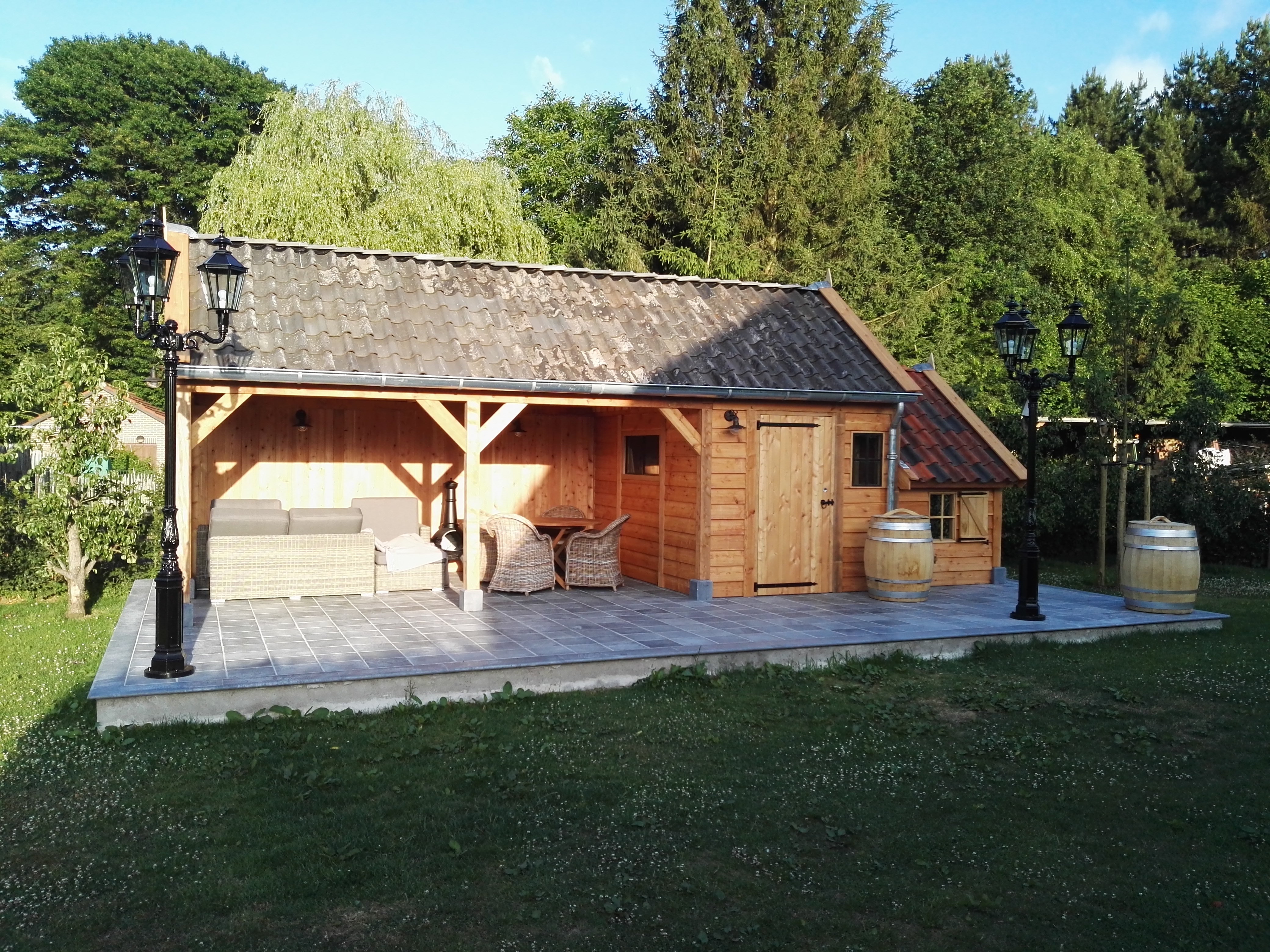 tuinkamer_1 - Luxe houten bijgebouw met riante tuinkamer.