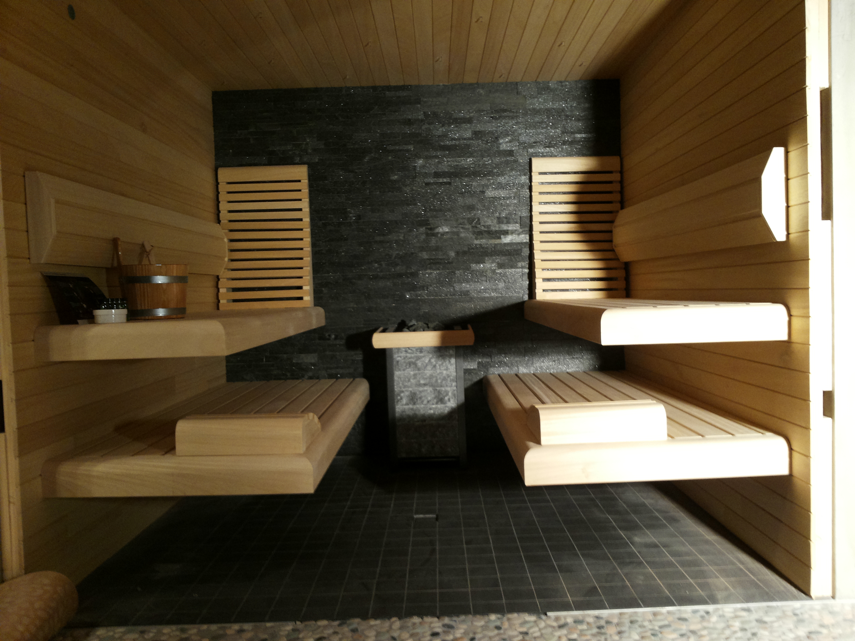 eiken_bijgebouw_met_sauna3 - Eikenhouten bijgebouw met carport. Ingericht met luxe wellness/relaxruimte.