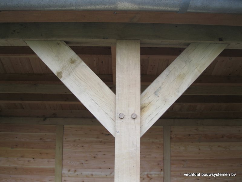 35-houten_kapschuur_veranda_(6) - Authentiek houten kapschuur met authentieke detaillering.