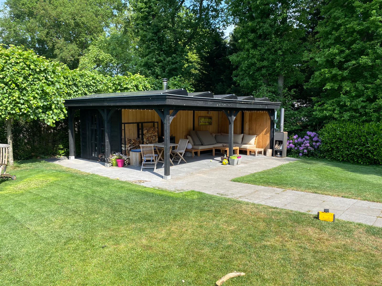 Houten-overkapping-met-zonnepanelen-4 - Houten tuinhuis met zonnepanelen
