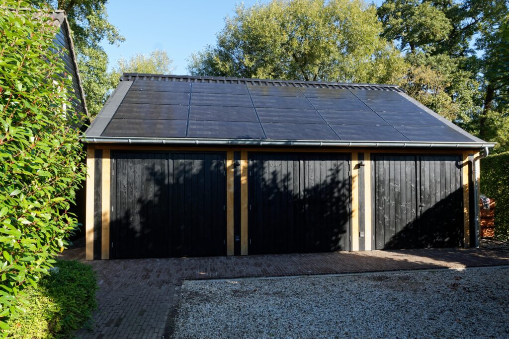 houten-garage-met-zonnepanelen-2-1024x683 - Houten garage zonnepanelen