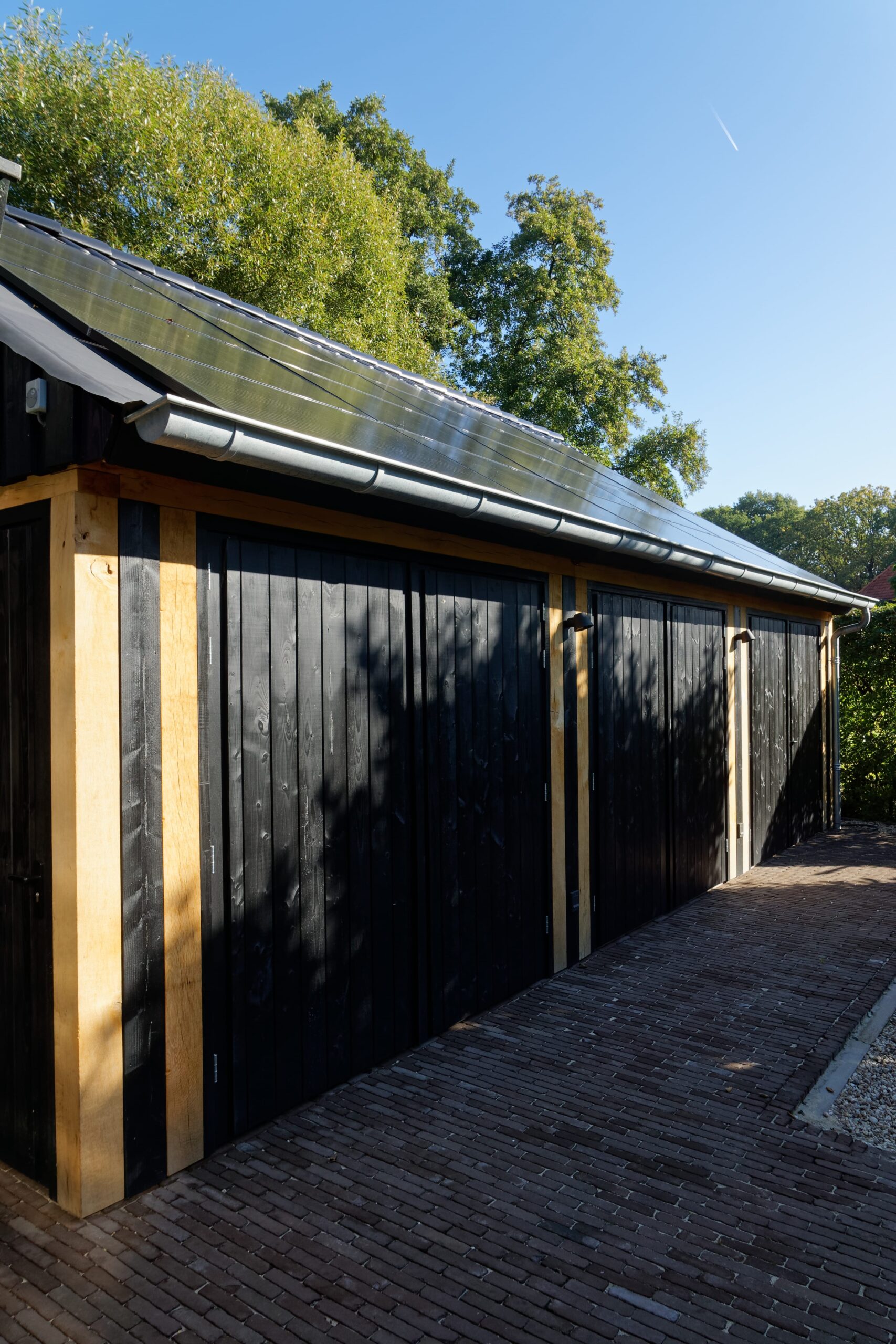houten-garage-met-zonnepanelen-3-scaled - Houten garage zonnepanelen