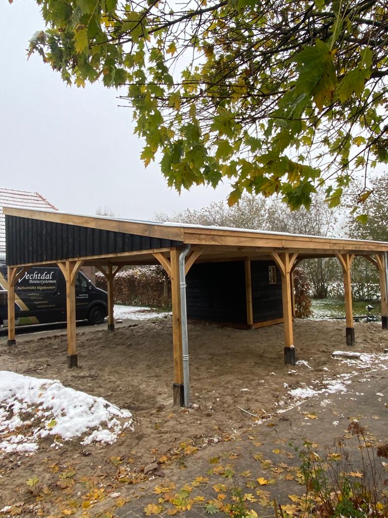 houten-schuur-met-carport-voorzien-van-zonnepanelen - Schuur met carport zonnepanelen