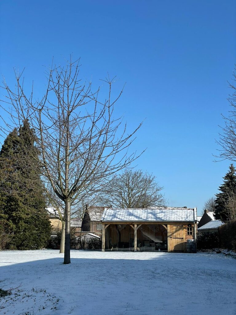Houten-tuinhuis-met-veranda-winters-1-768x1024 - Houten overkapping winter