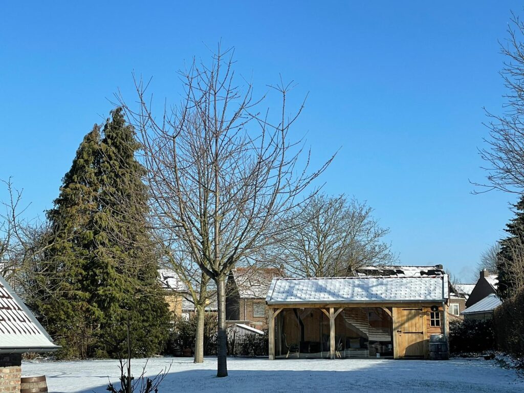 Houten-tuinhuis-met-veranda-winters-1024x768 - Houten overkapping winter