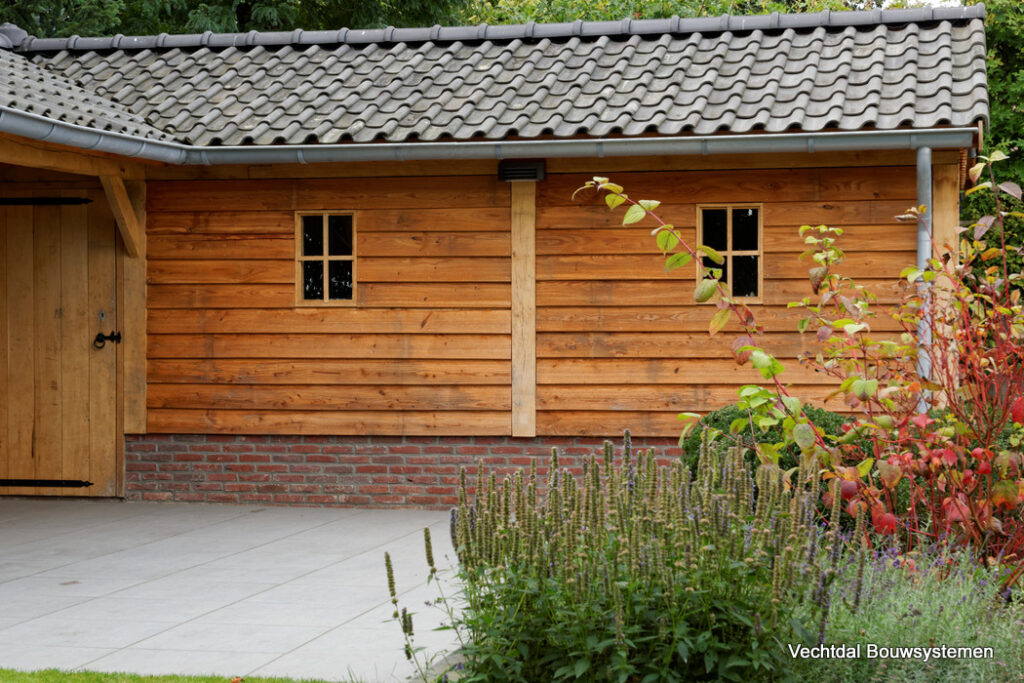 houten-schuur-met-overkapping-2-1024x683 - Houten tuinhuis met overkapping