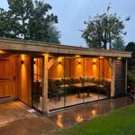 Luxe houten tuinhuis met overkapping