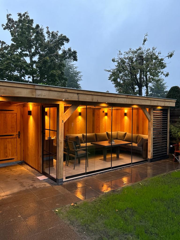 Houten-tuinhuis-met-overkapping-8 - Luxe houten tuinhuis met overkapping