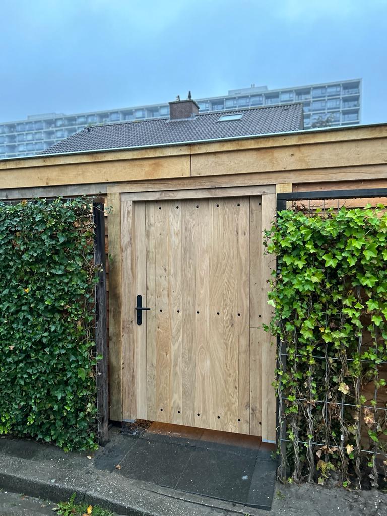 Houten-tuinhuis-met-overkapping-9 - Luxe houten tuinhuis met overkapping